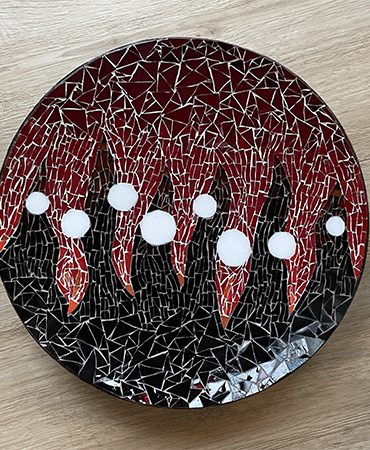 Glasmosaik auf einer Holzschale mit weißen runden Glasteilen