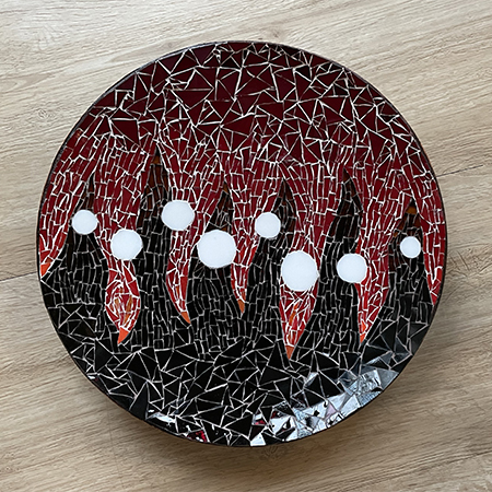 Glasmosaik auf einer Holzschale mit weißen runden Glasteilen