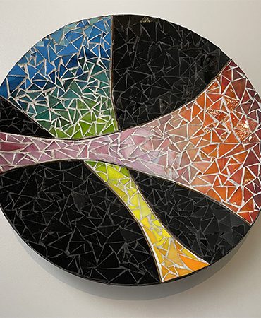 Glasmosaik mit Perlen und zweifarbig verfugt