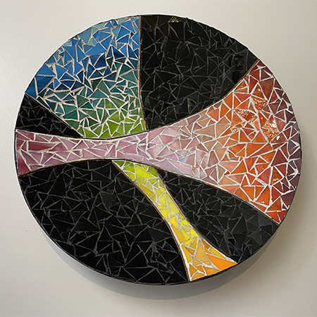 Glasmosaik mit Perlen und zweifarbig verfugt