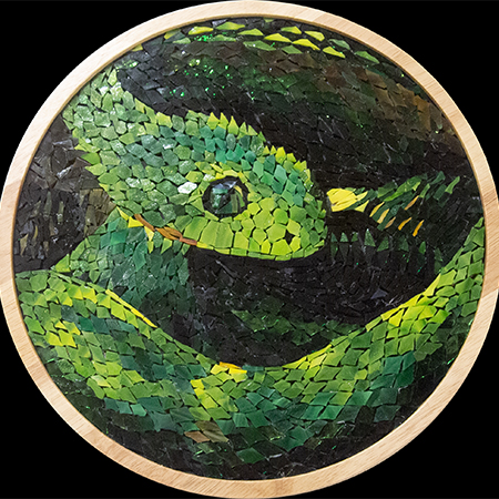 rundes Wandbild mit einem Glasmosaik einer Buschviper