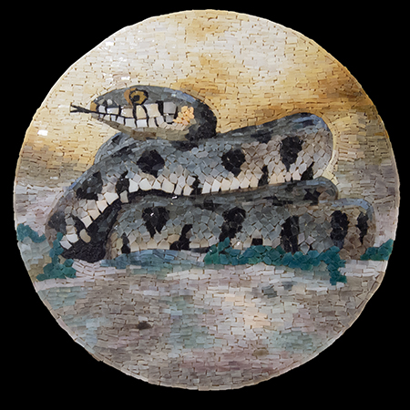 rundes Wandbild mit einem Glasmosaik einer Boa