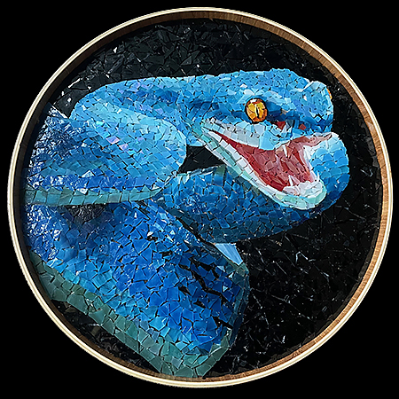 rundes Wandbild mit einem Glasmosaik einer blauen Viper
