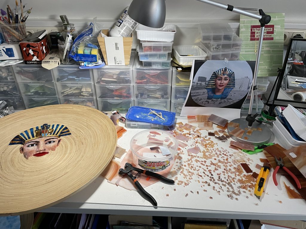 Arbeitsplatz Sabine Hamann Arbeitsplatz bei der Fertigung eines Motivs