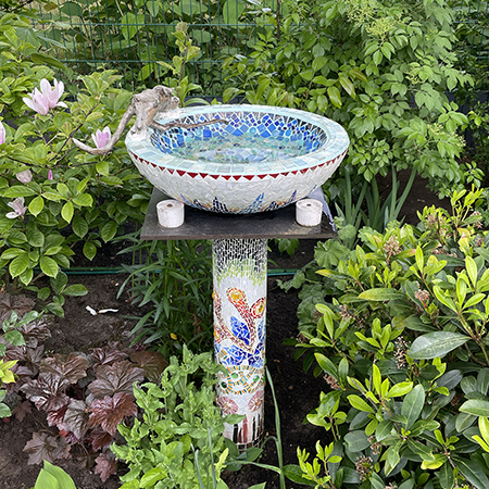 Vogelbad mit Mosaikmotiven