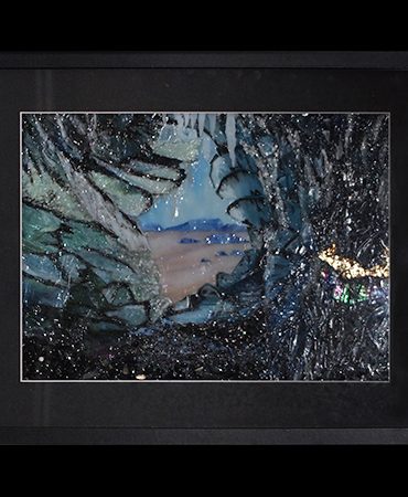 Mosaikbild einer Eishöhe mit Lichteffekten