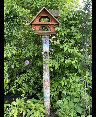 Futterhaus für Vögel mit buntem Mosaikständer