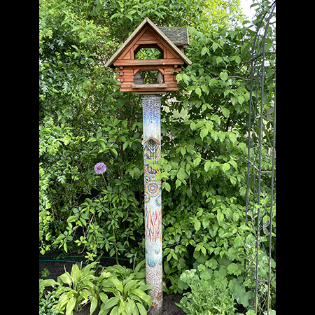 Futterhaus für Vögel mit buntem Mosaikständer