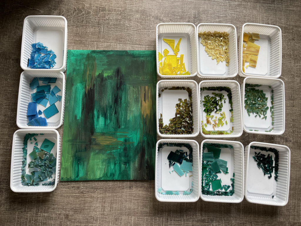 Vorbereitung Mosaikbasis bemalt mit Schälchen mit farbigen Glasteilen daneben